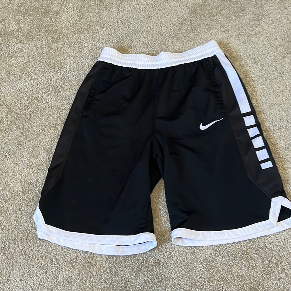 nike elite basketball shorts, size youth XL